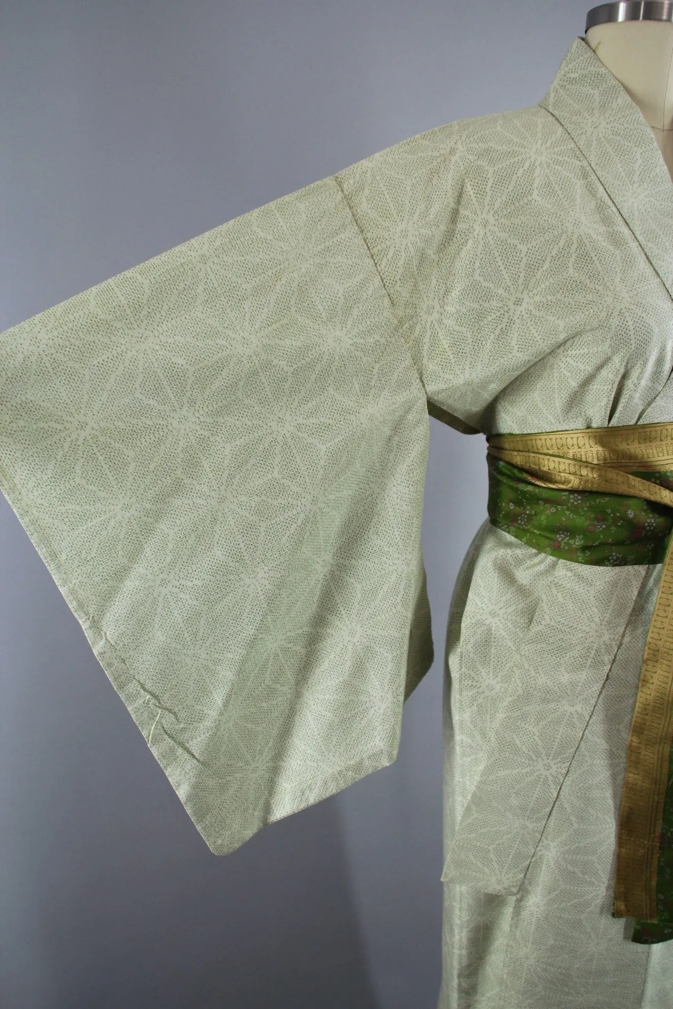 1950s Vintage Silk Kimono Robe in Light Green & Ivory Ikat Star Flower