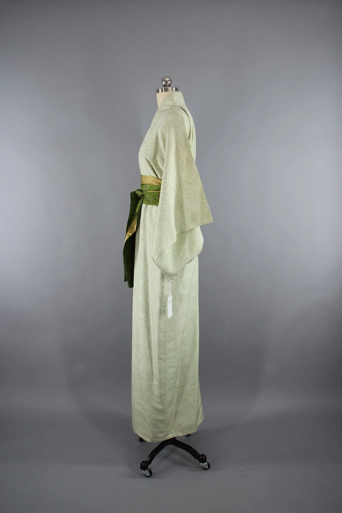 1950s Vintage Silk Kimono Robe in Light Green & Ivory Ikat Star Flower