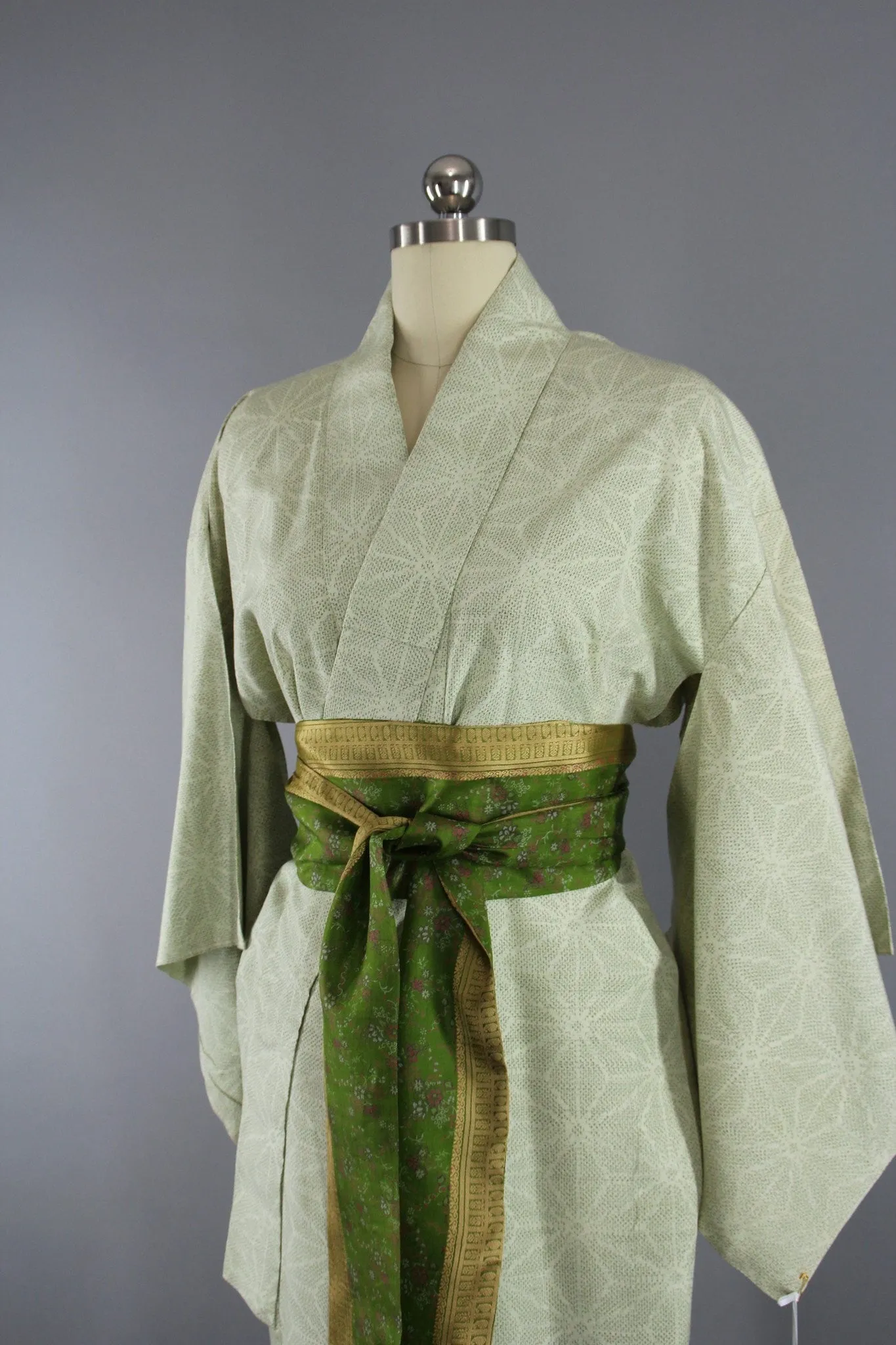 1950s Vintage Silk Kimono Robe in Light Green & Ivory Ikat Star Flower